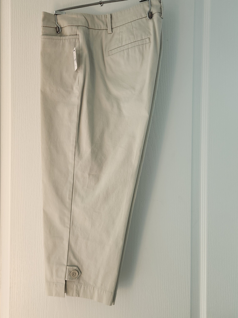 Talbots Woman's Chinos in Light Tan with Button-Tab Hem. New With Tag. Size 8
